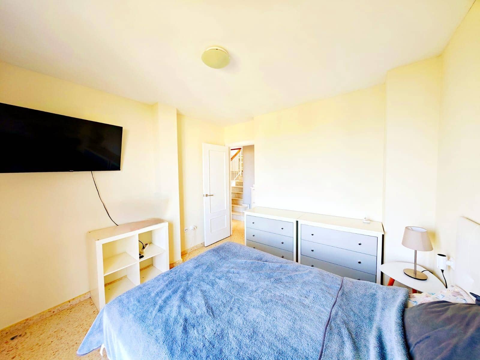 3 soveværelse Rækkehus til salg i La Linea de la Concepcion med swimmingpool - € 275.000 (Ref: 9099112)