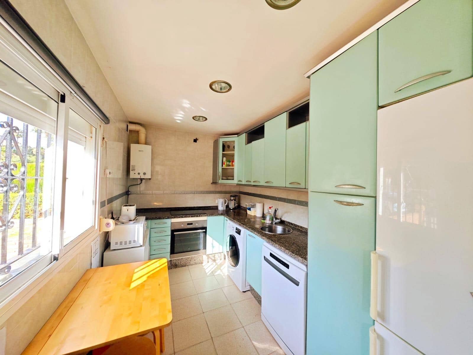 3 soveværelse Rækkehus til salg i La Linea de la Concepcion med swimmingpool - € 275.000 (Ref: 9099112)