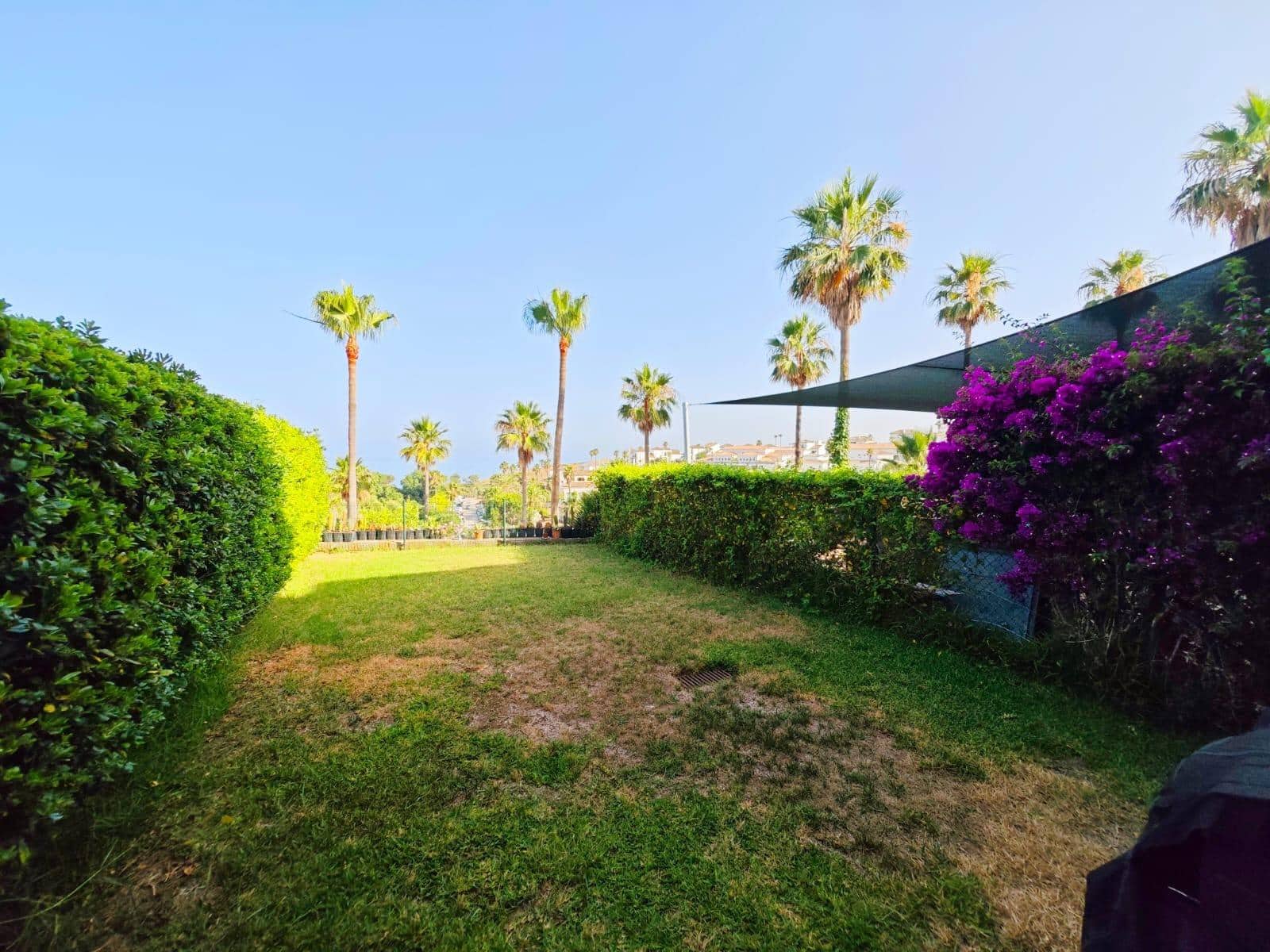 3 soveværelse Rækkehus til salg i La Linea de la Concepcion med swimmingpool - € 275.000 (Ref: 9099112)