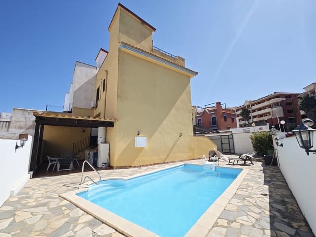 3 soveværelse Rækkehus til salg i La Línea de la Concepción med swimmingpool garage - € 280.000 (Ref: 9141619)