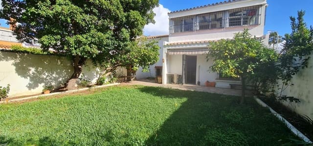 4 soveværelse Semi-Rækkehus til salg i Algeciras med garage - € 370.000 (Ref: 9143889)