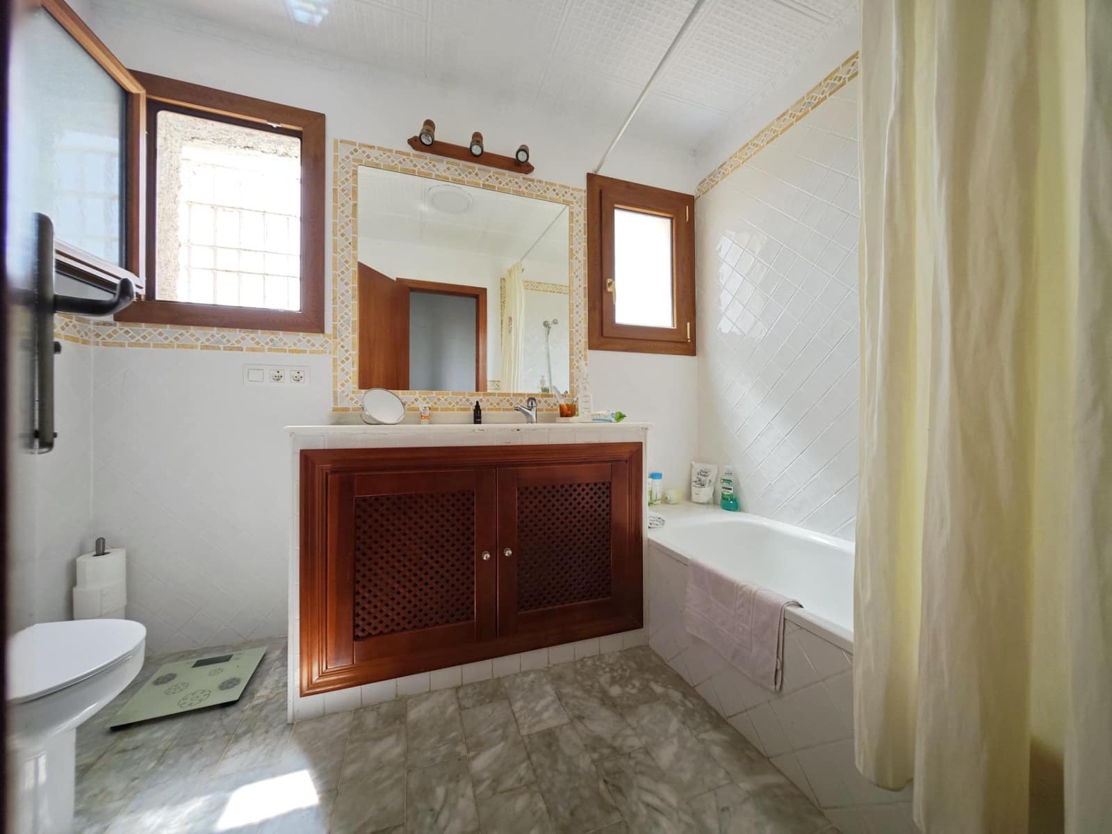 3 slaapkamer Villa te koop in La Linea de la Concepcion met zwembad - € 376.700 (Ref: 9171486)