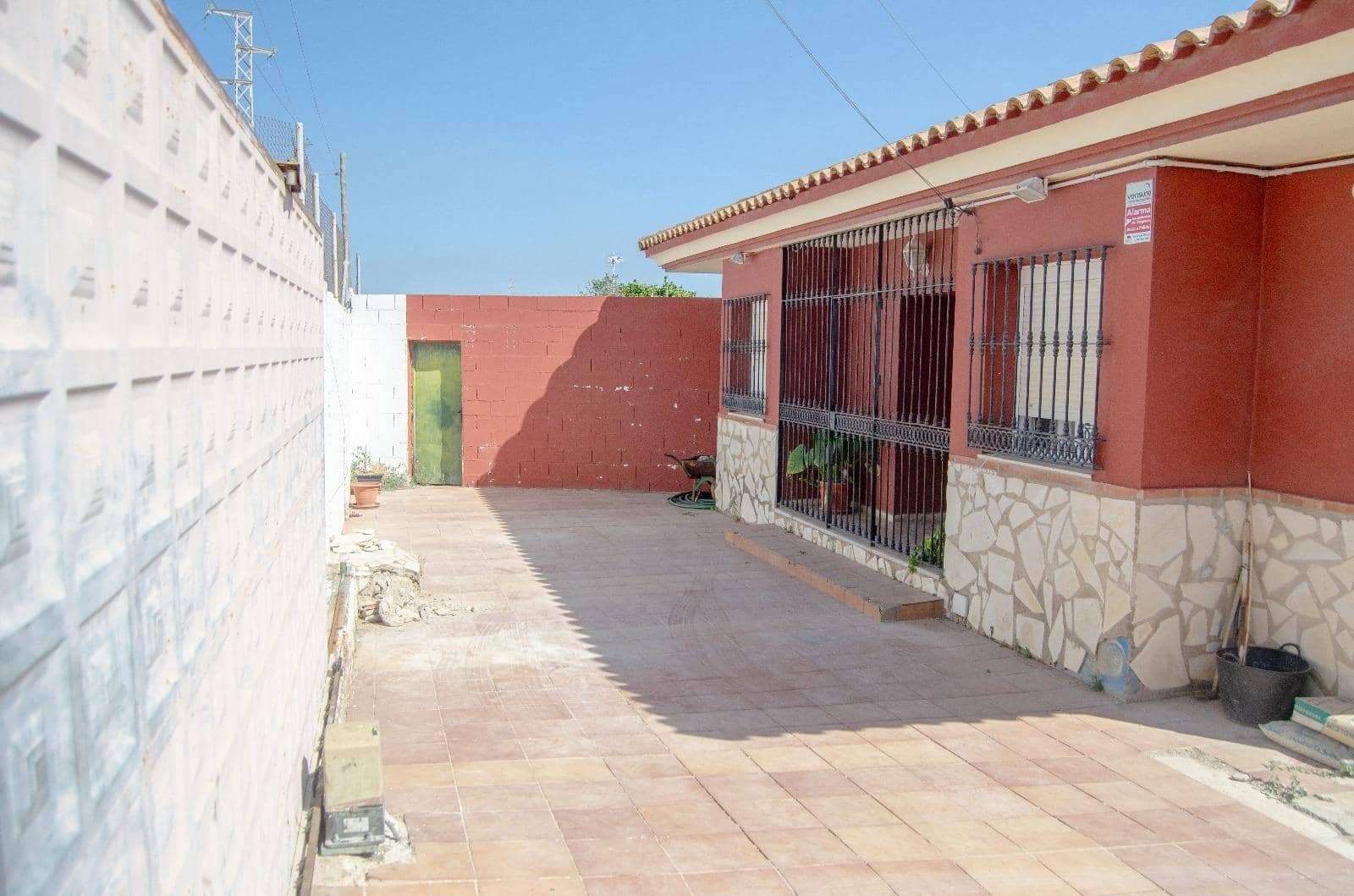 4 bedroom Villa for sale in La Linea de la Concepcion with pool - € 290,000 (Ref: 9186897)