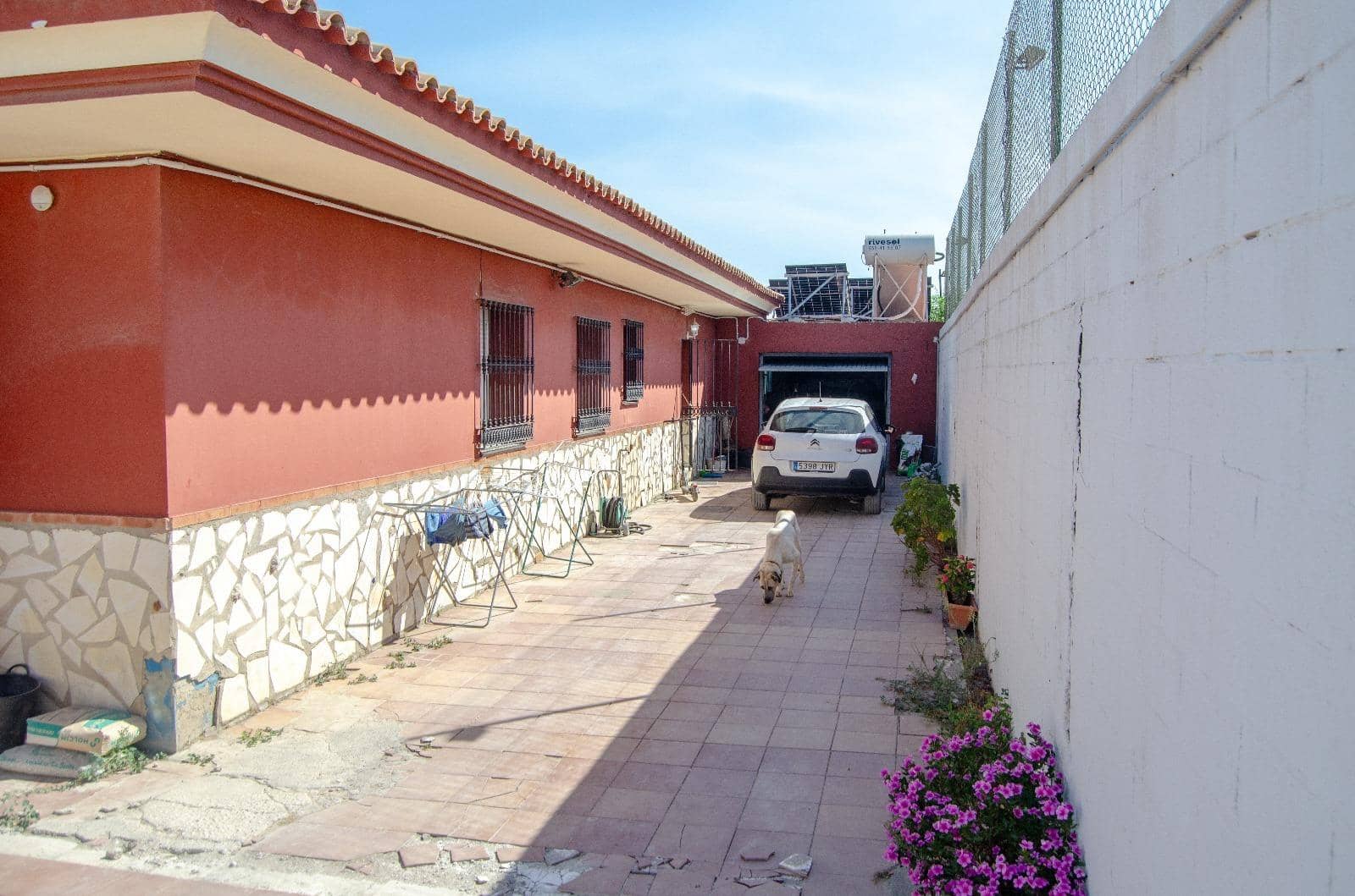 4 bedroom Villa for sale in La Linea de la Concepcion with pool - € 290,000 (Ref: 9186897)