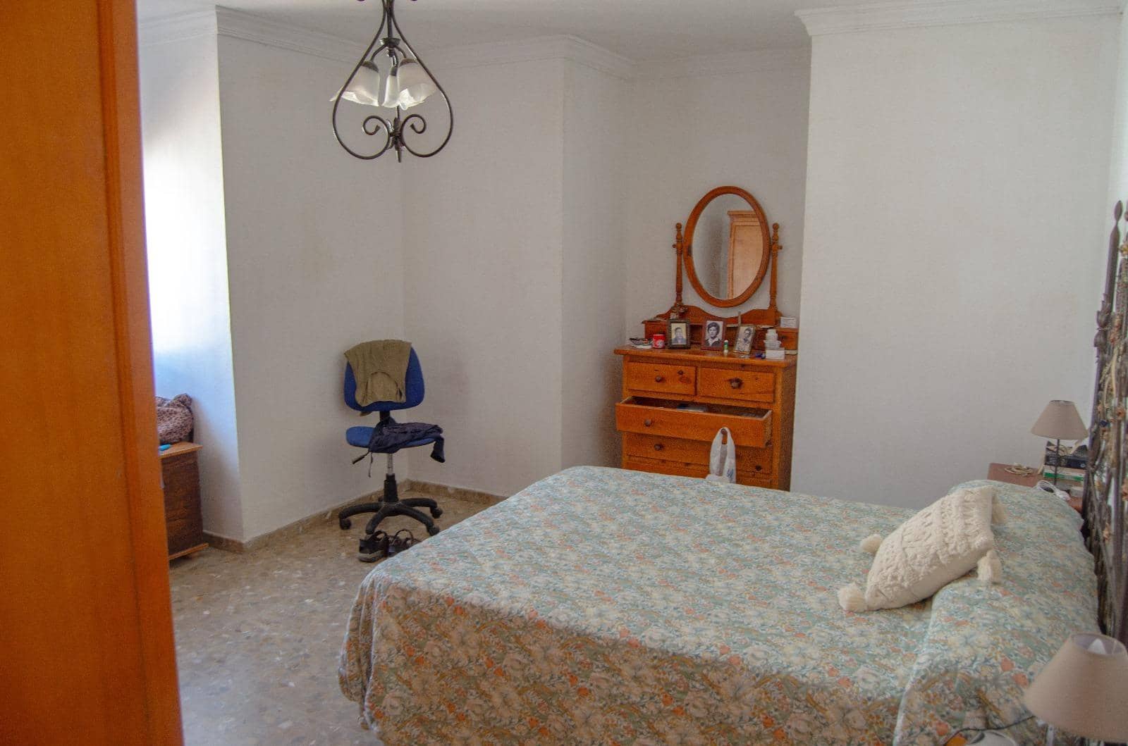 4 bedroom Villa for sale in La Linea de la Concepcion with pool - € 290,000 (Ref: 9186897)