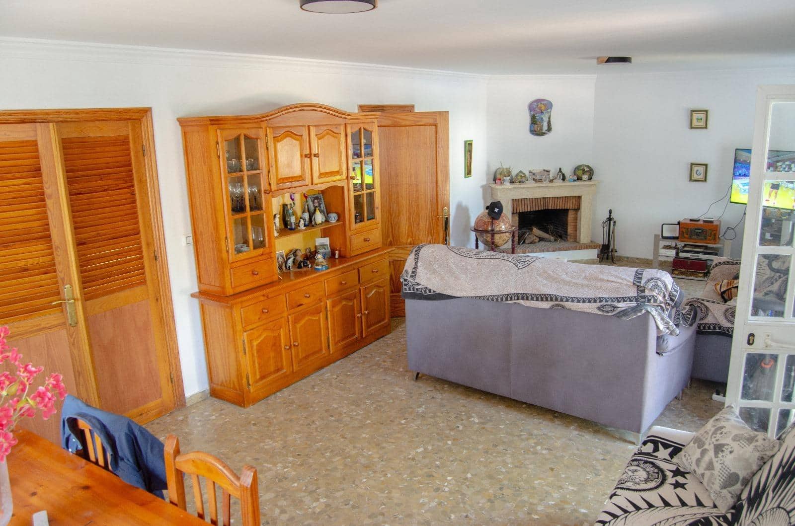 4 bedroom Villa for sale in La Linea de la Concepcion with pool - € 290,000 (Ref: 9186897)