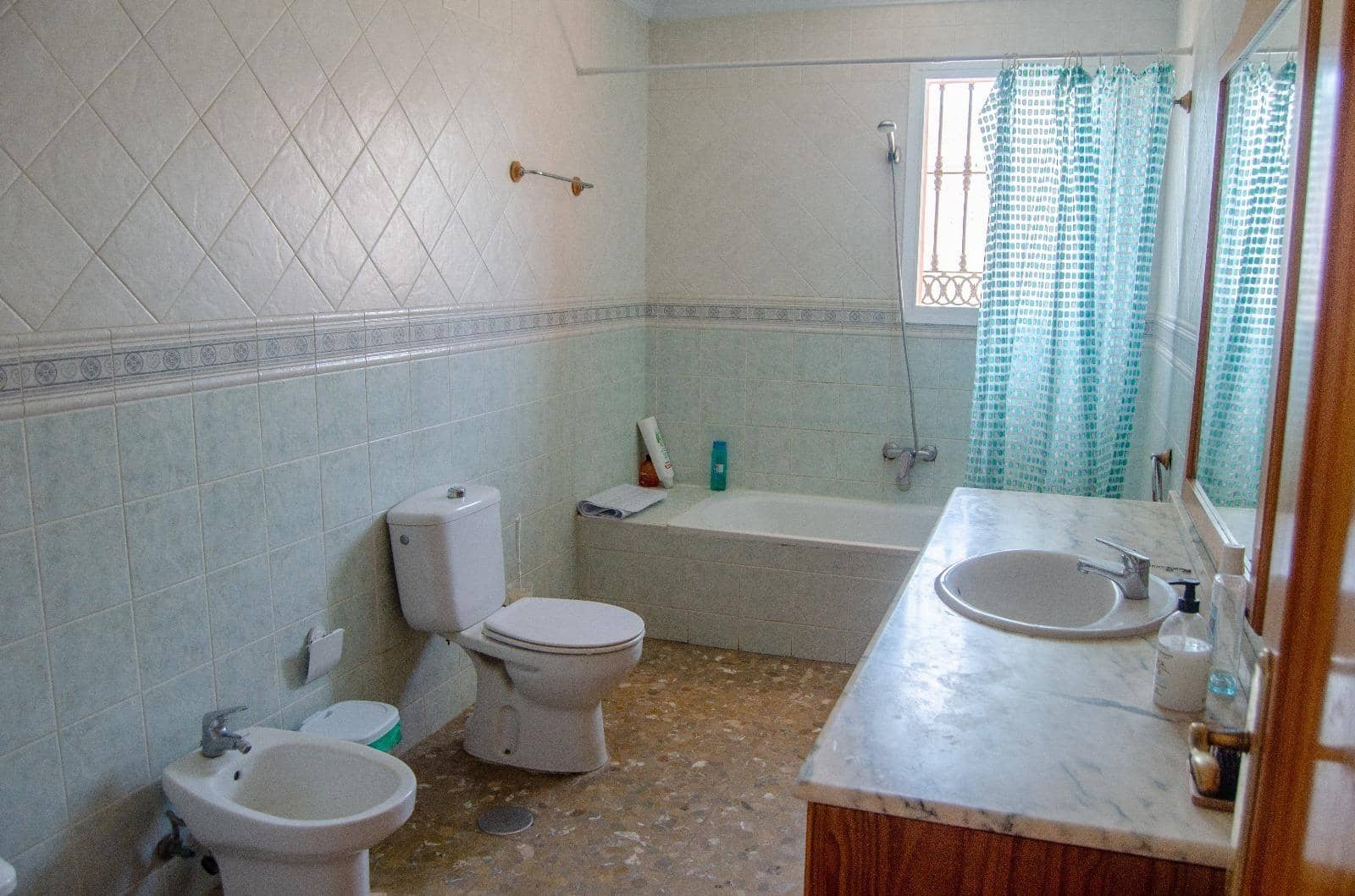 4 bedroom Villa for sale in La Linea de la Concepcion with pool - € 290,000 (Ref: 9186897)