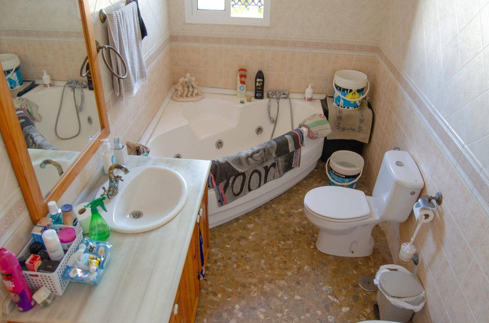 4 bedroom Villa for sale in La Linea de la Concepcion with pool - € 290,000 (Ref: 9186897)