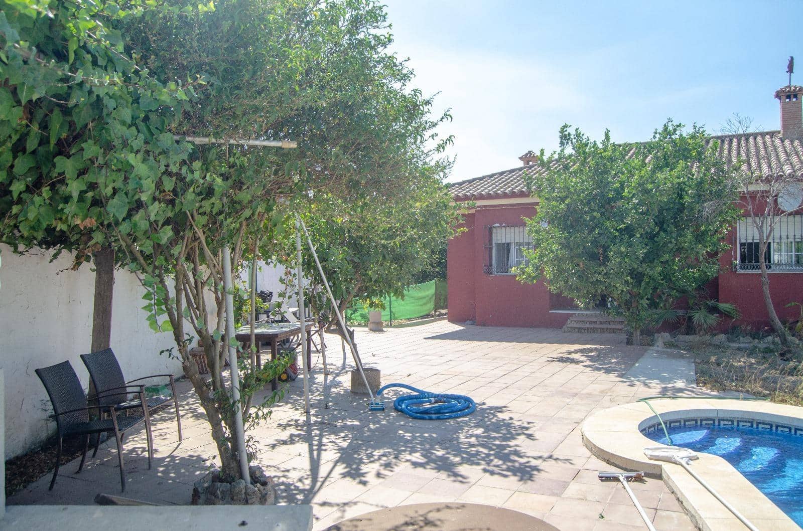 4 bedroom Villa for sale in La Linea de la Concepcion with pool - € 290,000 (Ref: 9186897)