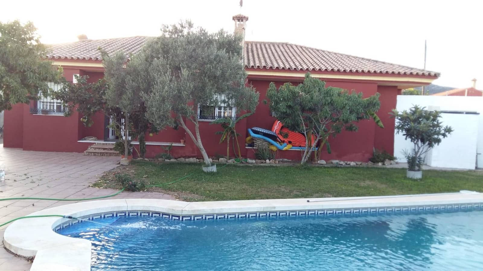 4 bedroom Villa for sale in La Linea de la Concepcion with pool - € 290,000 (Ref: 9186897)