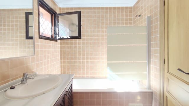 2 bedroom Apartment for sale in La Alcaidesa with pool - € 215,000 (Ref: 9209172)