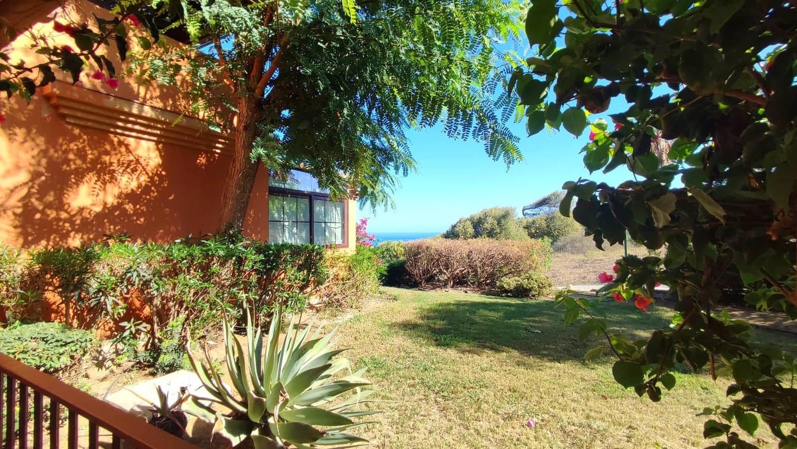 2 sypialnia Apartament na sprzedaż w La Linea de la Concepcion z basenem - 215 000 € (Ref: 9209172)