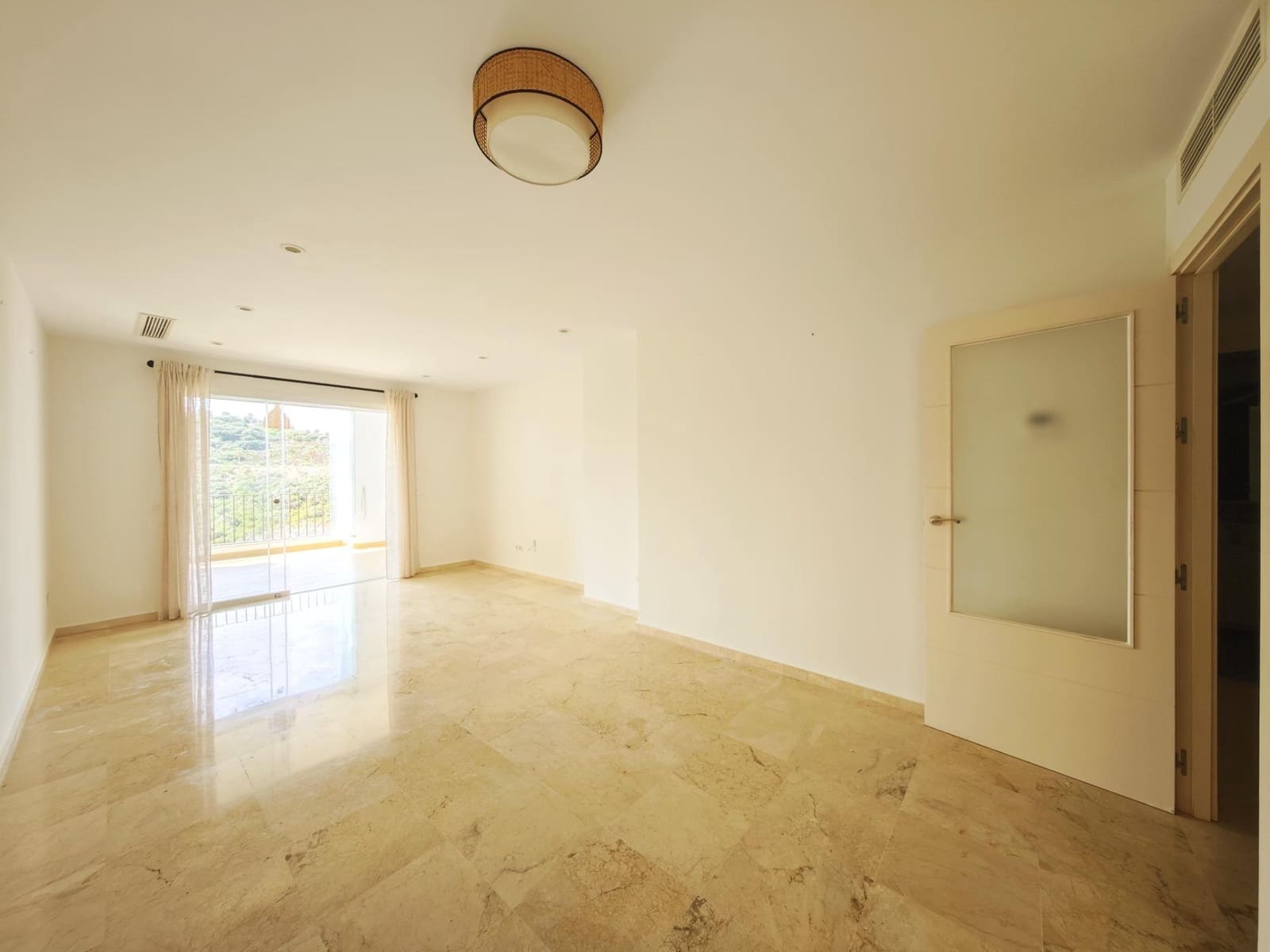 2 sovrum Lägenhet till salu i La Alcaidesa med pool - 325 000 € (Ref: 9262624)