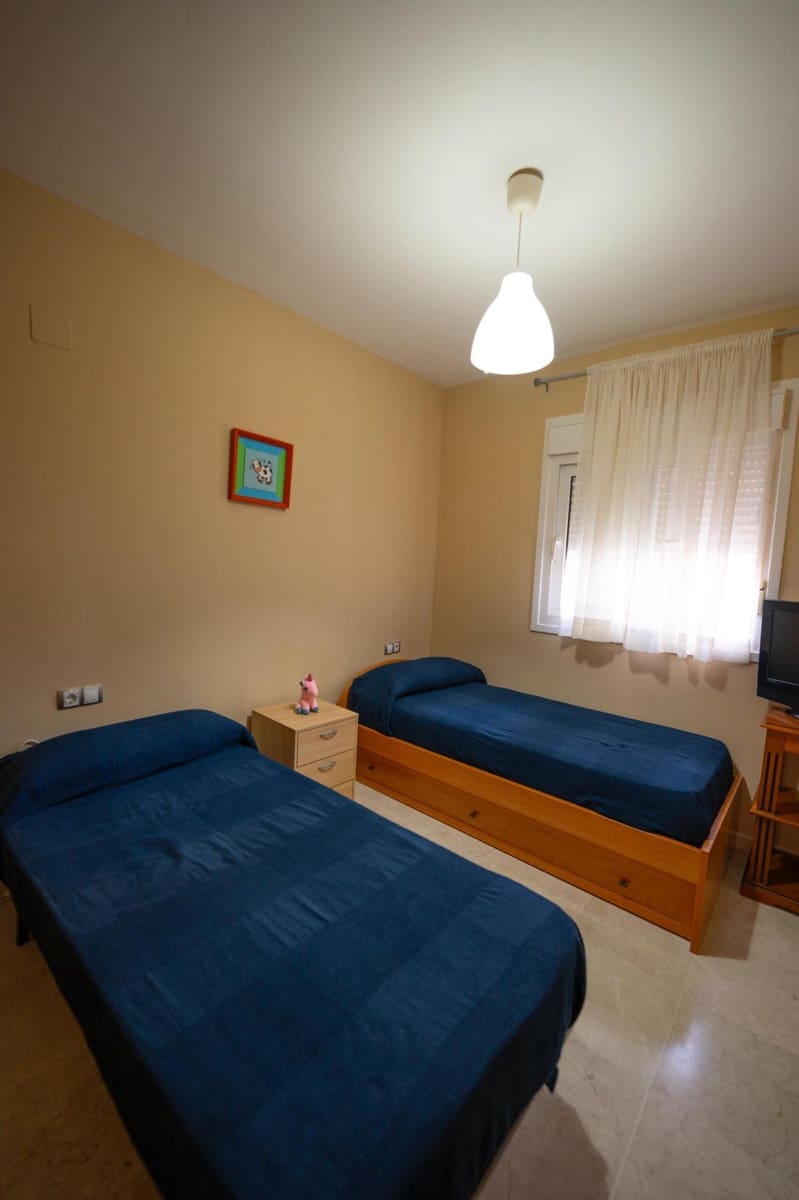 2 sypialnia Mieszkanie na sprzedaż w La Linea de la Concepcion z basenem - 190 000 € (Ref: 9287737)