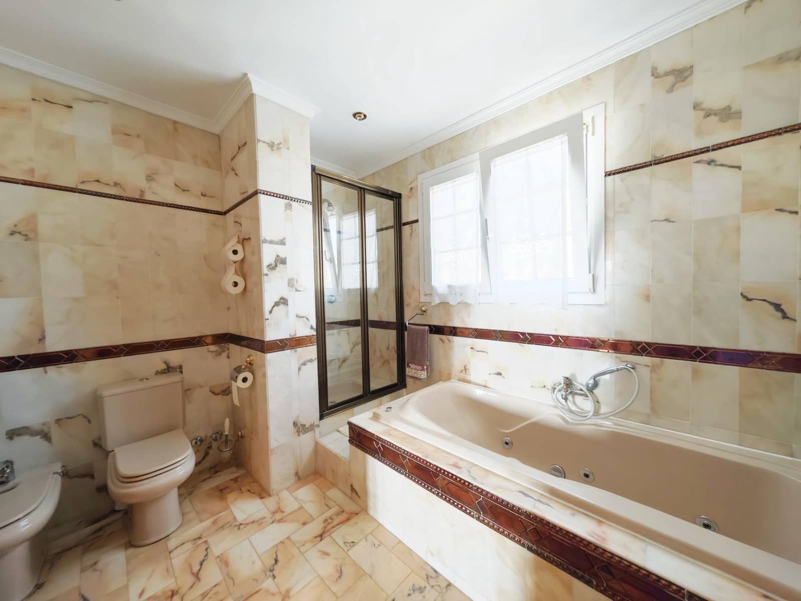 4 makuuhuone Huvila myytävänä paikassa La Linea de la Concepcion mukana 
autotalli - 750 000 € (Ref: 9312903)