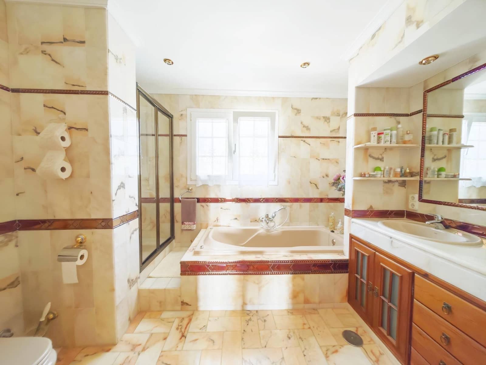 4 makuuhuone Huvila myytävänä paikassa La Linea de la Concepcion mukana 
autotalli - 750 000 € (Ref: 9312903)