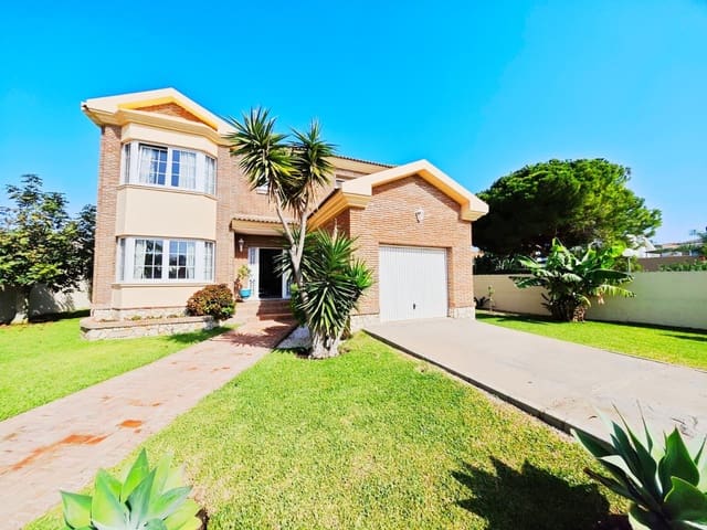 4 makuuhuone Huvila myytävänä paikassa La Línea de la Concepción mukana 
autotalli - 750 000 € (Ref: 9312903)