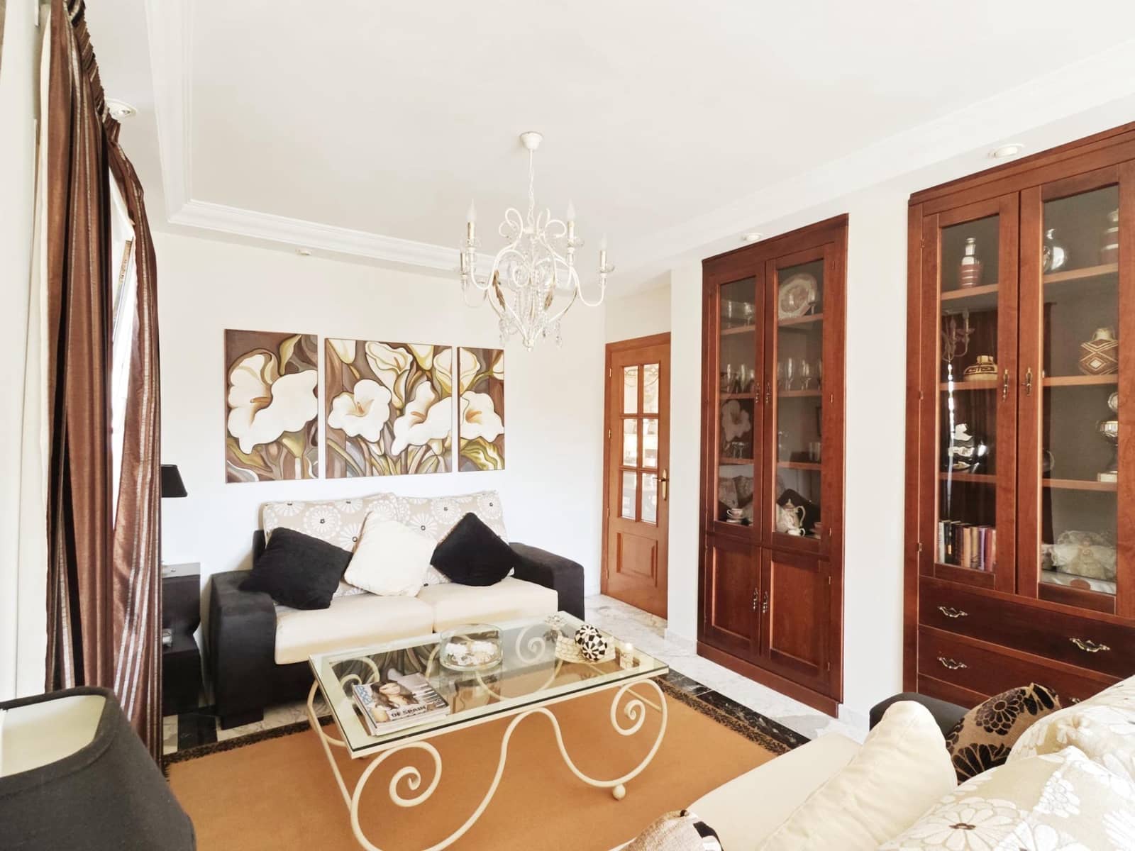 4 makuuhuone Huvila myytävänä paikassa La Linea de la Concepcion mukana 
autotalli - 750 000 € (Ref: 9312903)