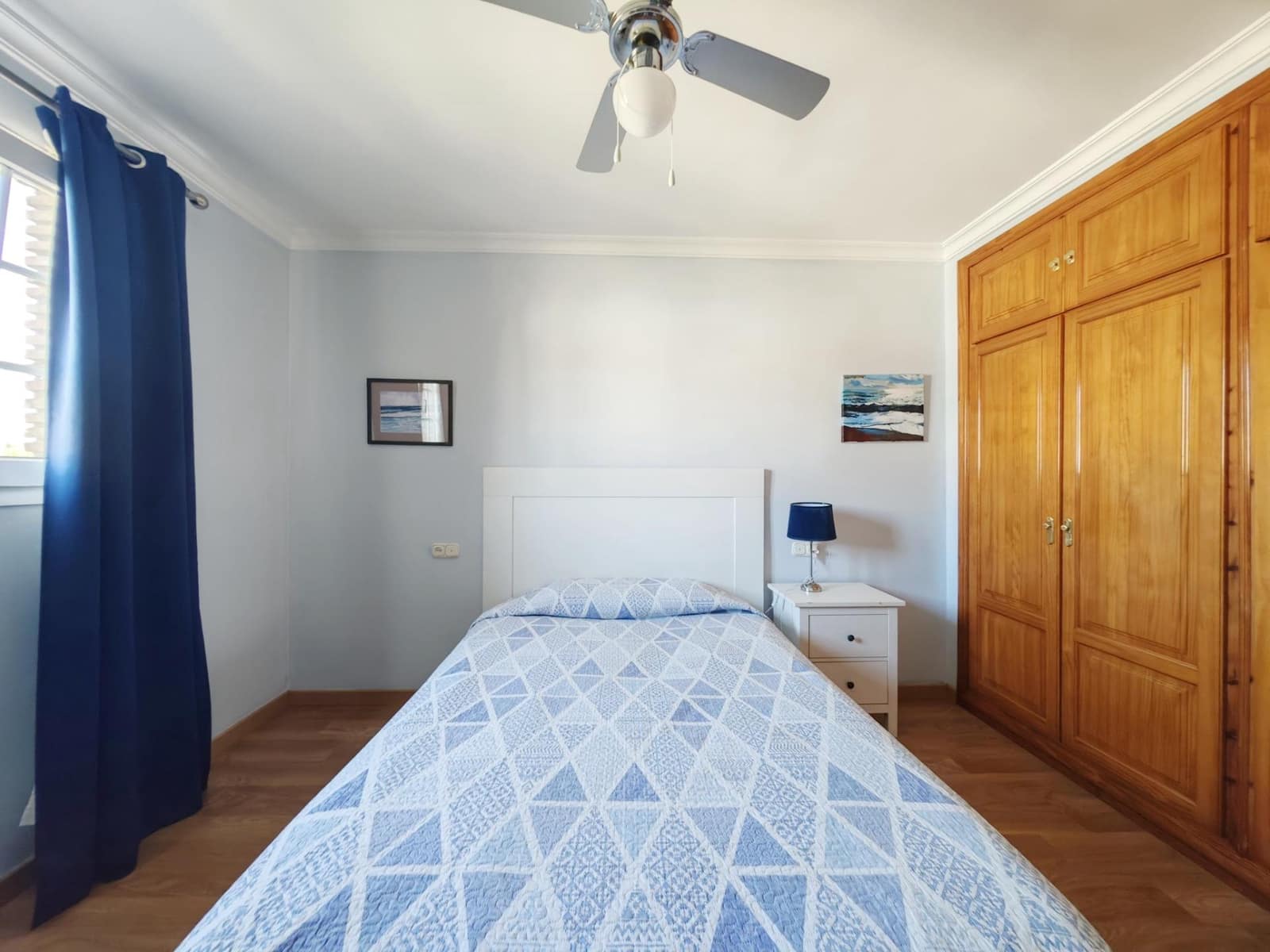 4 makuuhuone Huvila myytävänä paikassa La Linea de la Concepcion mukana 
autotalli - 750 000 € (Ref: 9312903)