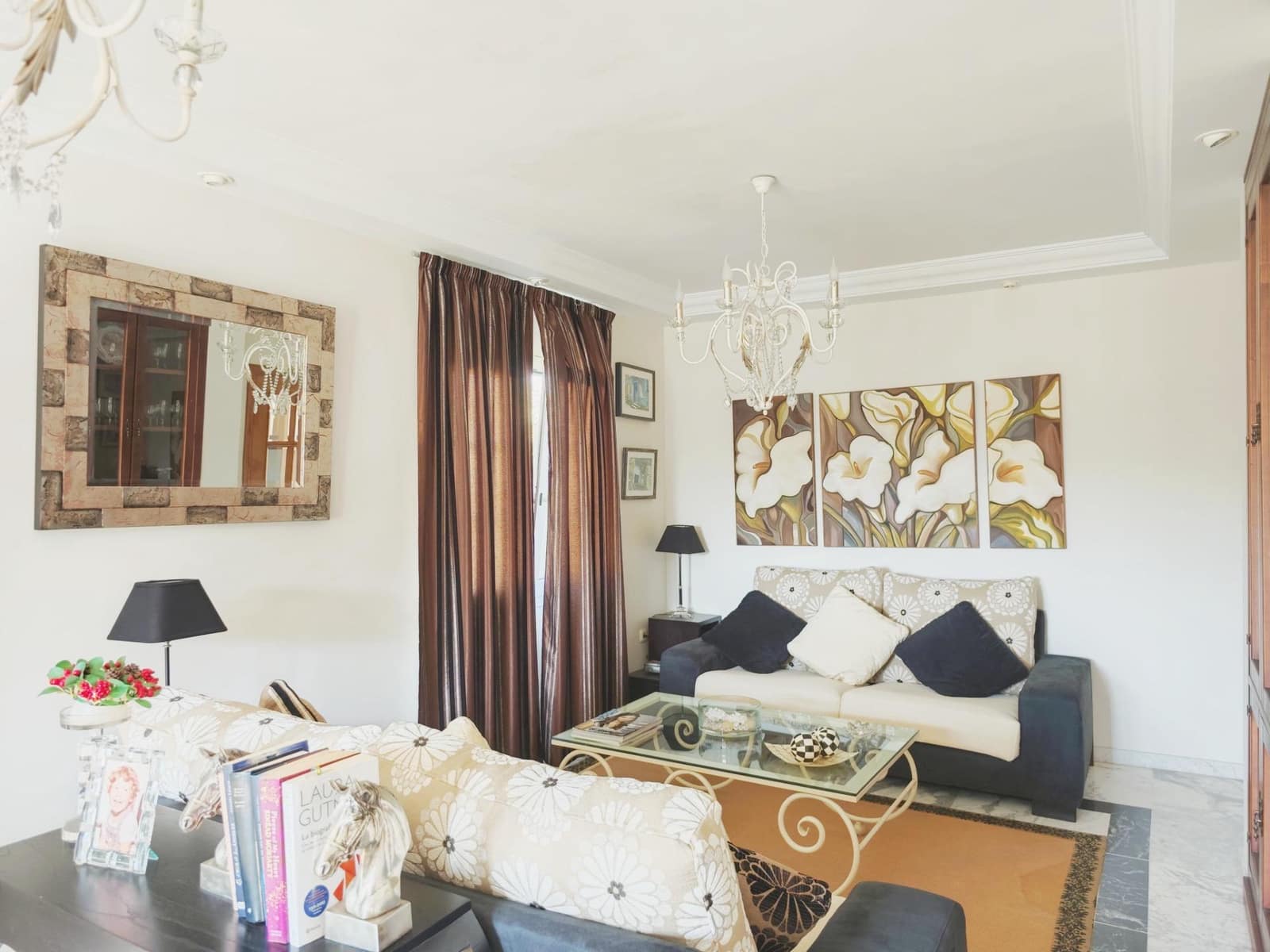 4 makuuhuone Huvila myytävänä paikassa La Linea de la Concepcion mukana 
autotalli - 750 000 € (Ref: 9312903)