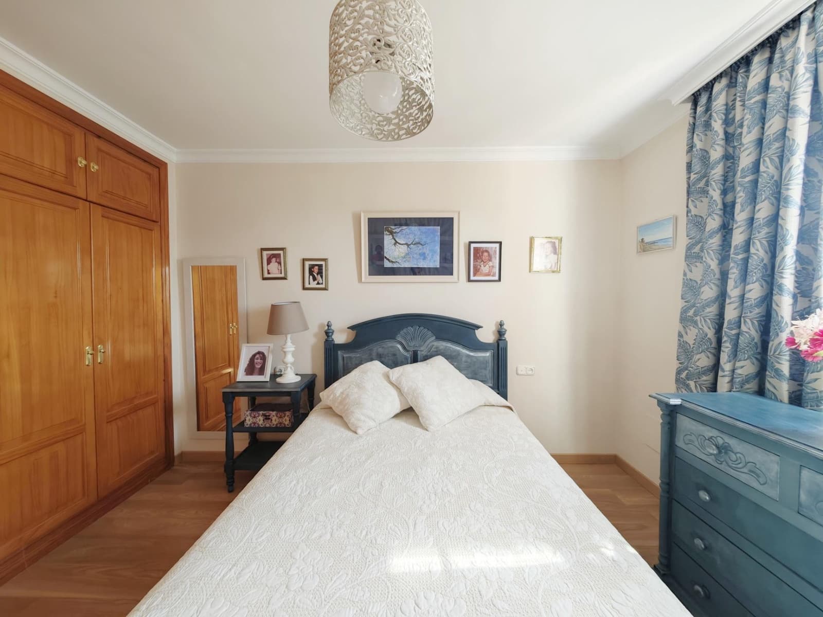 4 makuuhuone Huvila myytävänä paikassa La Linea de la Concepcion mukana 
autotalli - 750 000 € (Ref: 9312903)