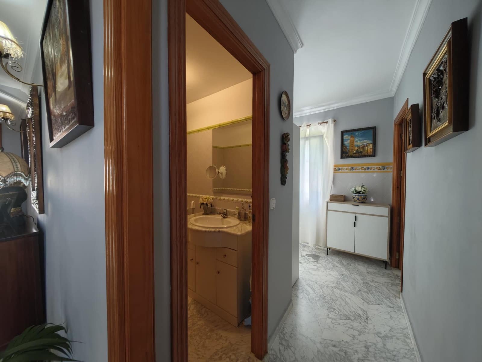 4 makuuhuone Huvila myytävänä paikassa La Linea de la Concepcion mukana 
autotalli - 750 000 € (Ref: 9312903)