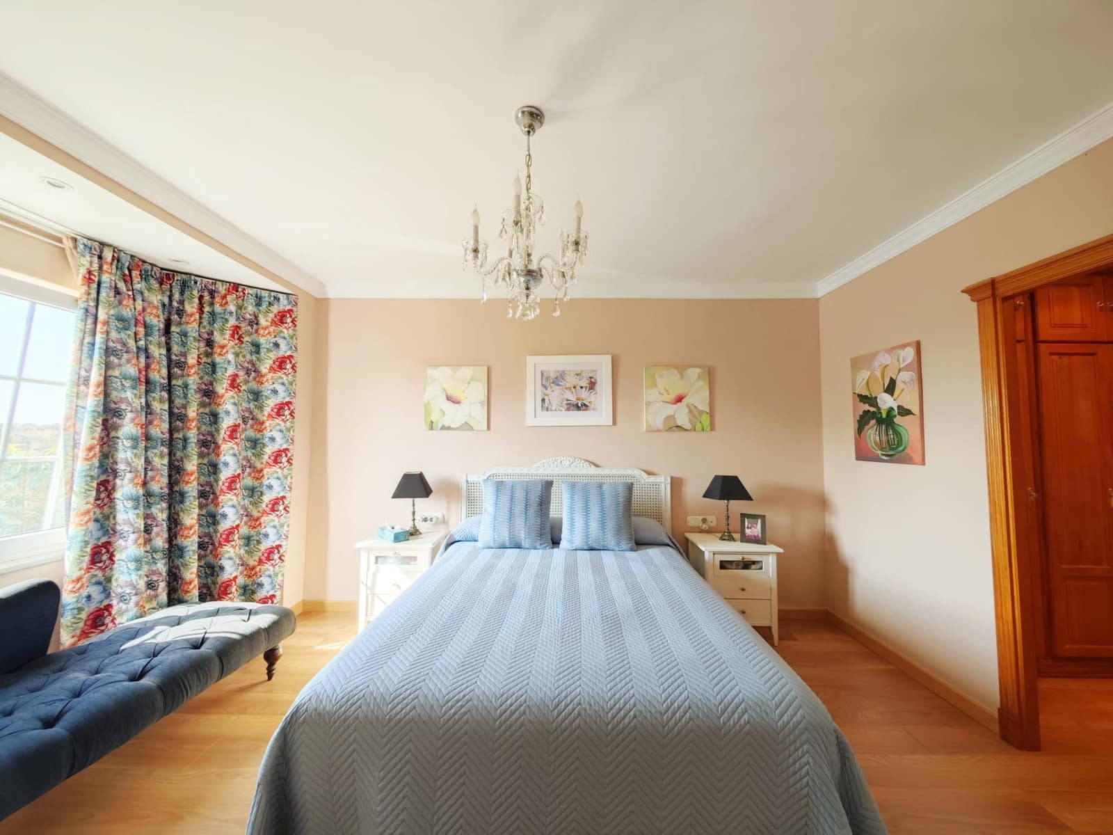 4 makuuhuone Huvila myytävänä paikassa La Linea de la Concepcion mukana 
autotalli - 750 000 € (Ref: 9312903)