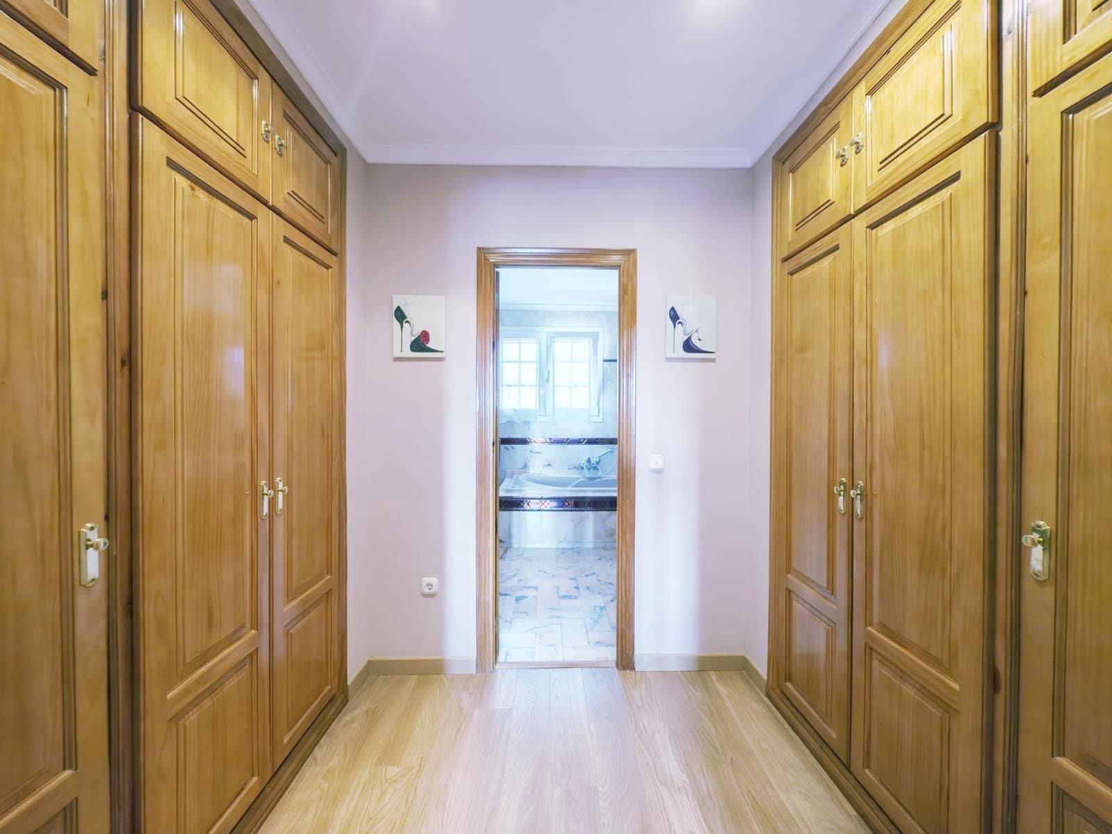 4 makuuhuone Huvila myytävänä paikassa La Linea de la Concepcion mukana 
autotalli - 750 000 € (Ref: 9312903)