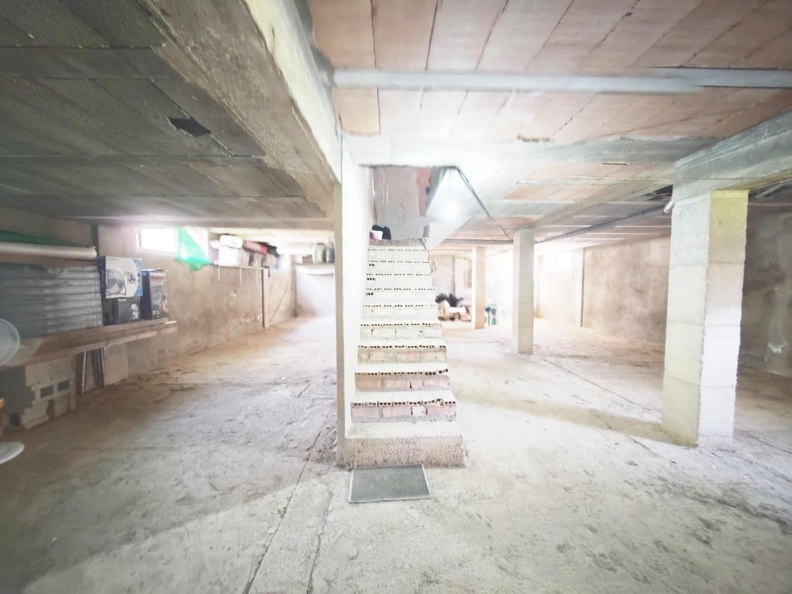 4 makuuhuone Huvila myytävänä paikassa La Linea de la Concepcion mukana 
autotalli - 750 000 € (Ref: 9312903)