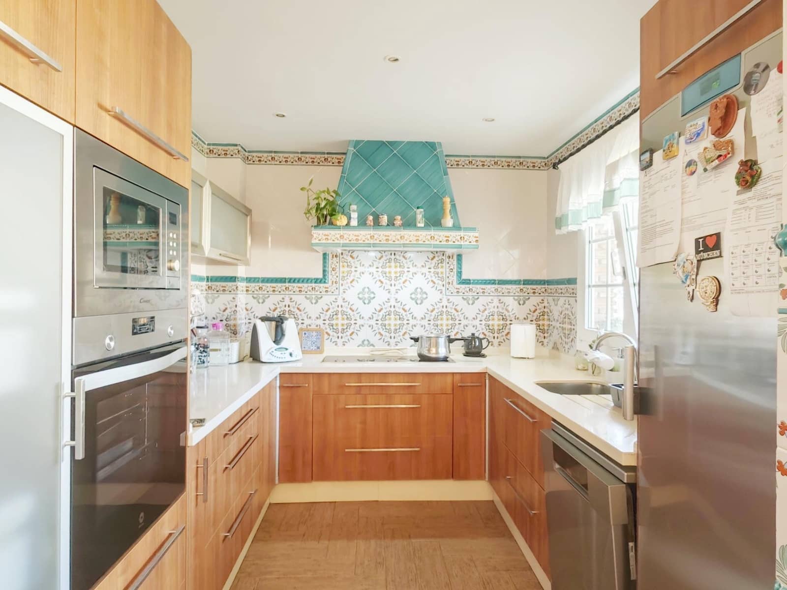 4 makuuhuone Huvila myytävänä paikassa La Linea de la Concepcion mukana 
autotalli - 750 000 € (Ref: 9312903)