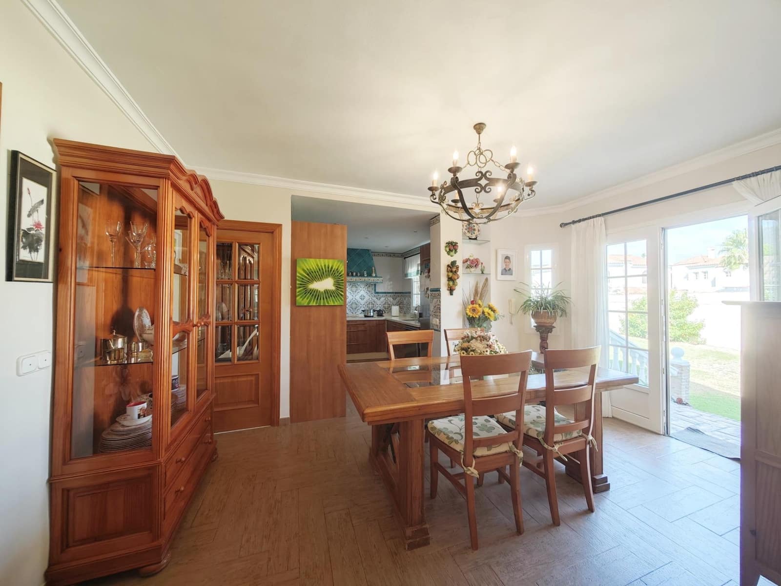 4 makuuhuone Huvila myytävänä paikassa La Linea de la Concepcion mukana 
autotalli - 750 000 € (Ref: 9312903)