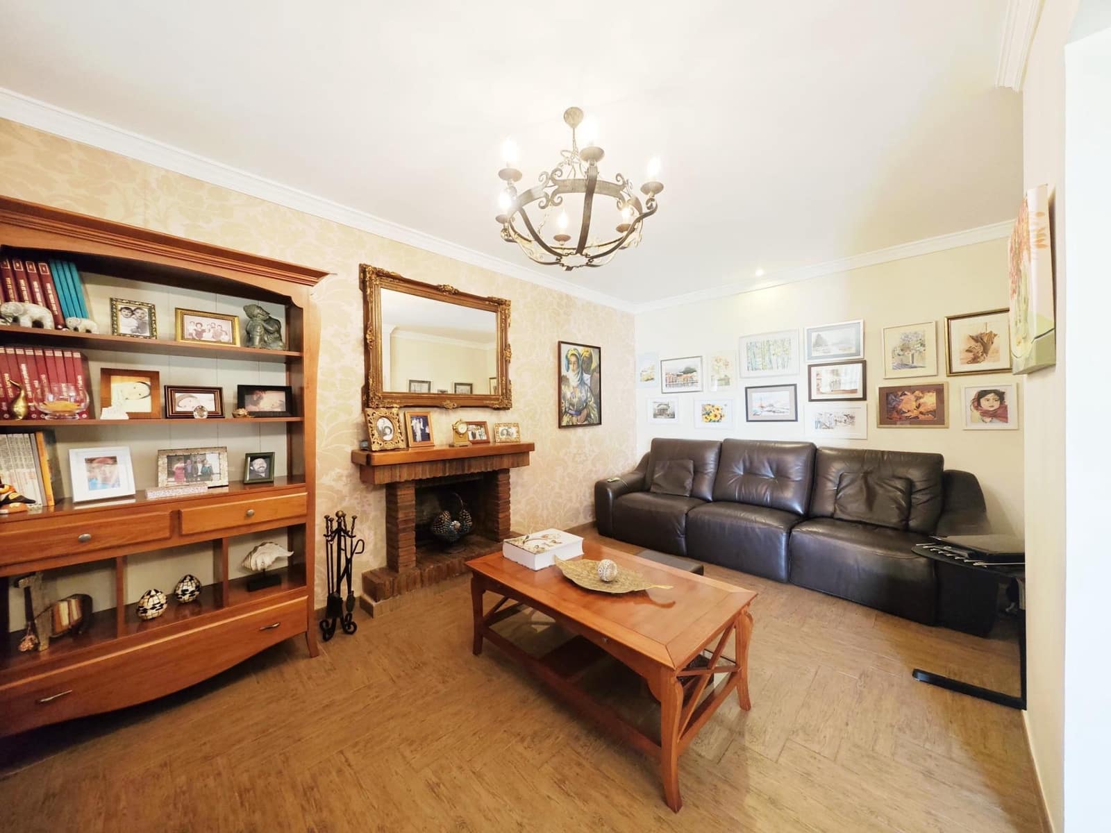 4 makuuhuone Huvila myytävänä paikassa La Linea de la Concepcion mukana 
autotalli - 750 000 € (Ref: 9312903)