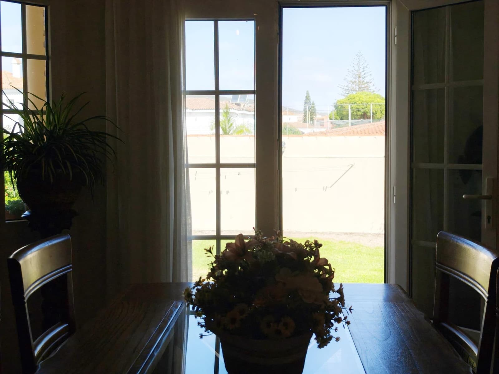 4 makuuhuone Huvila myytävänä paikassa La Linea de la Concepcion mukana 
autotalli - 750 000 € (Ref: 9312903)