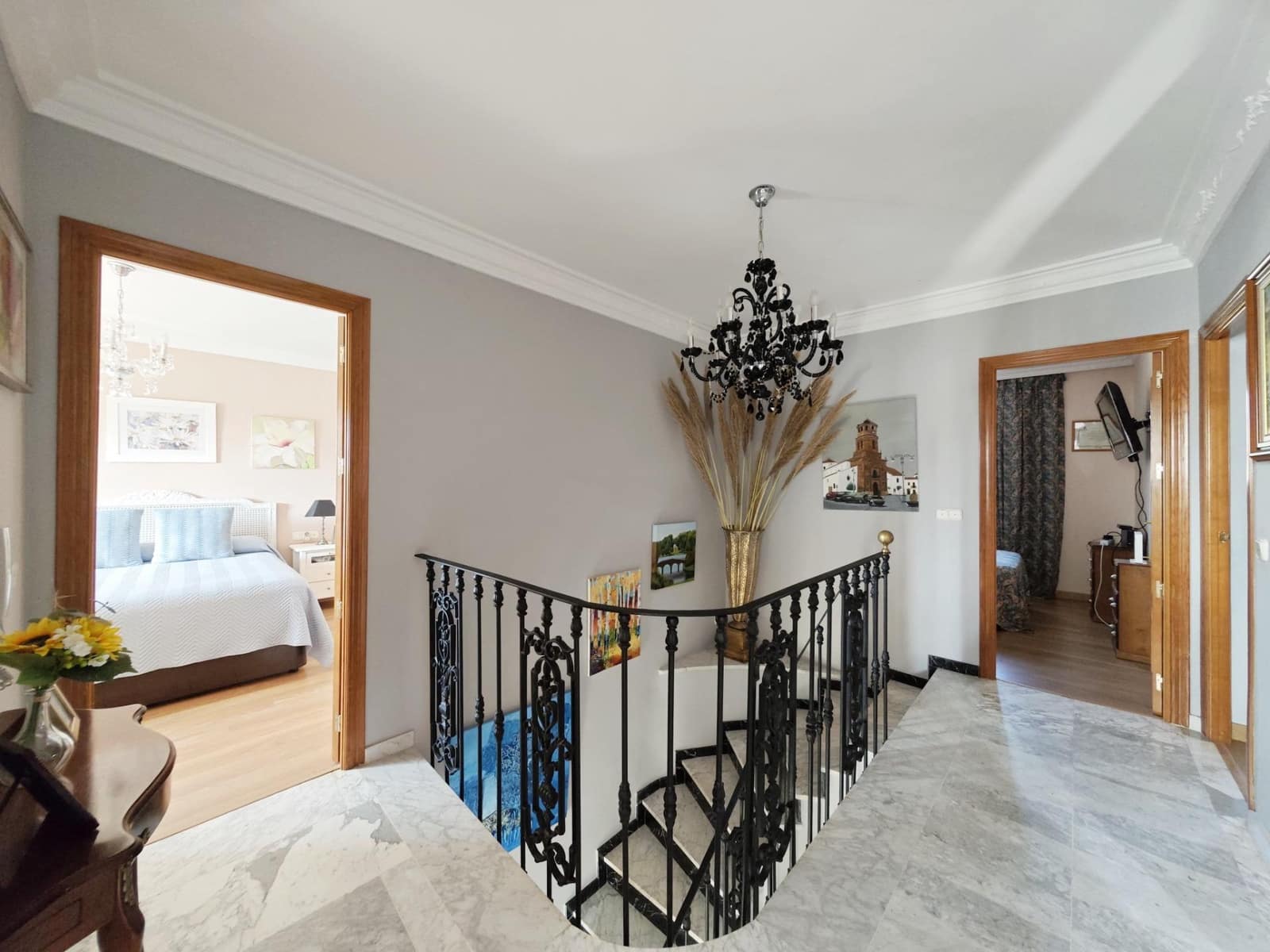 4 makuuhuone Huvila myytävänä paikassa La Linea de la Concepcion mukana 
autotalli - 750 000 € (Ref: 9312903)