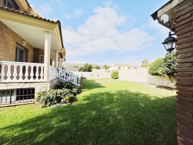 4 makuuhuone Huvila myytävänä paikassa La Línea de la Concepción mukana 
autotalli - 750 000 € (Ref: 9312903)