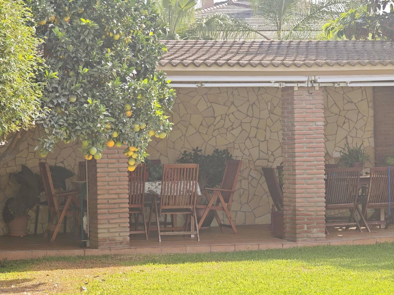 4 makuuhuone Huvila myytävänä paikassa La Linea de la Concepcion mukana 
autotalli - 750 000 € (Ref: 9312903)