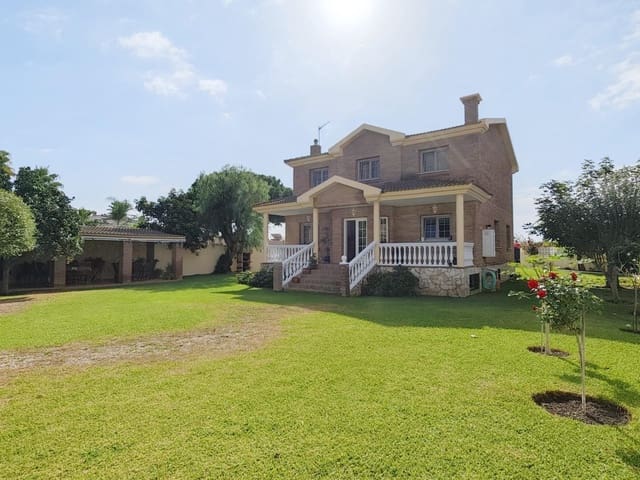 4 makuuhuone Huvila myytävänä paikassa La Línea de la Concepción mukana 
autotalli - 750 000 € (Ref: 9312903)