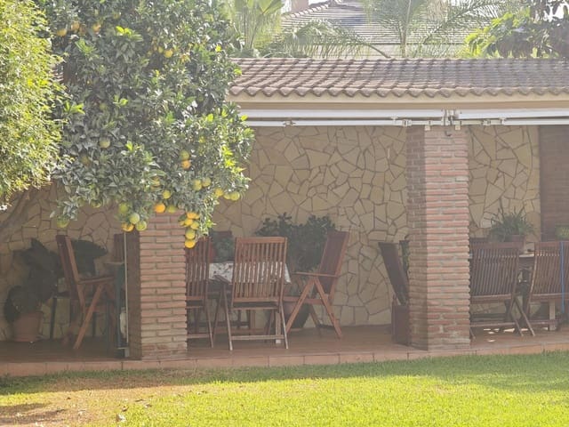 4 makuuhuone Huvila myytävänä paikassa La Línea de la Concepción mukana 
autotalli - 750 000 € (Ref: 9312903)