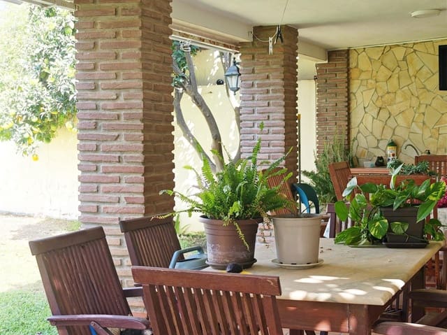 4 makuuhuone Huvila myytävänä paikassa La Línea de la Concepción mukana 
autotalli - 750 000 € (Ref: 9312903)