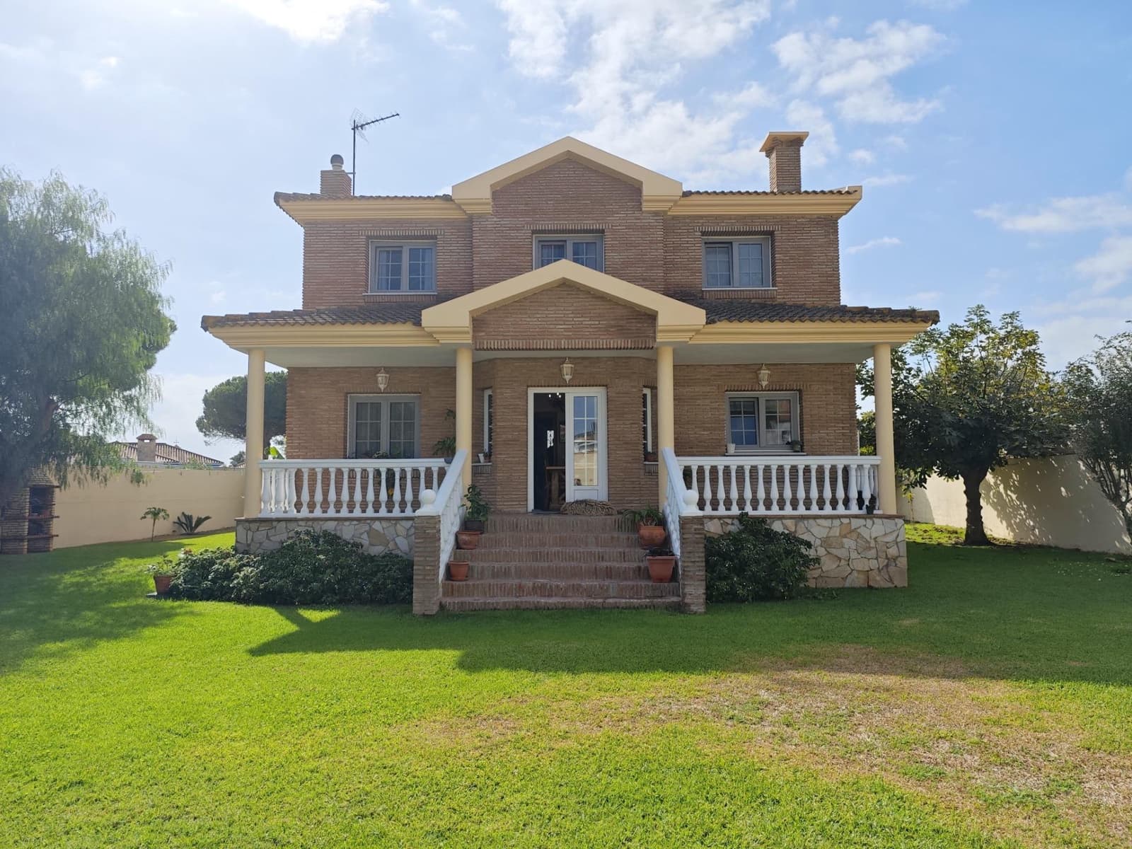 4 makuuhuone Huvila myytävänä paikassa La Linea de la Concepcion mukana 
autotalli - 750 000 € (Ref: 9312903)