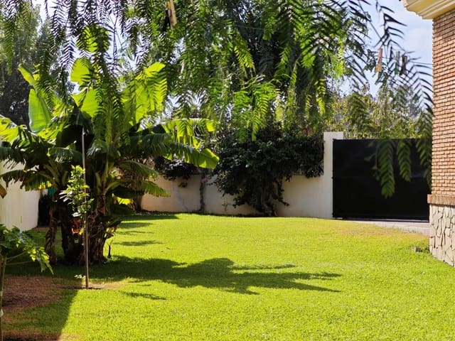 4 makuuhuone Huvila myytävänä paikassa La Línea de la Concepción mukana 
autotalli - 750 000 € (Ref: 9312903)