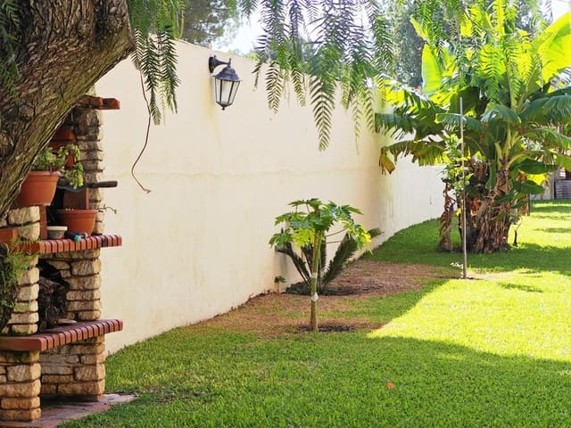 4 makuuhuone Huvila myytävänä paikassa La Línea de la Concepción mukana 
autotalli - 750 000 € (Ref: 9312903)