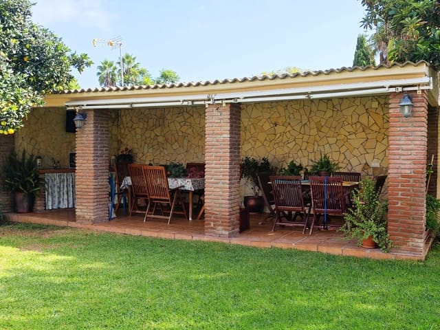 4 makuuhuone Huvila myytävänä paikassa La Línea de la Concepción mukana 
autotalli - 750 000 € (Ref: 9312903)