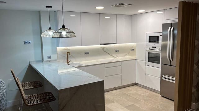4 makuuhuone Rivitalo myytävänä paikassa La Línea de la Concepción mukana uima-altaan 
autotalli - 560 000 € (Ref: 9374671)