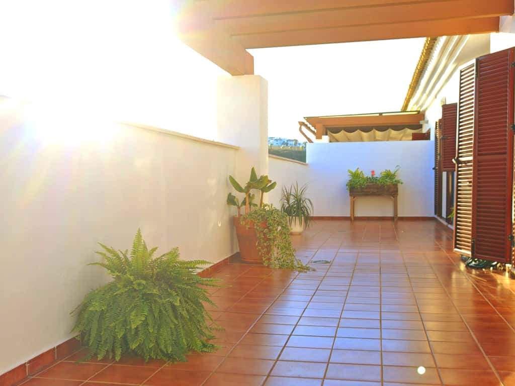 2 slaapkamer Penthouse te koop in La Alcaidesa met zwembad garage - € 365.000 (Ref: 9402782)