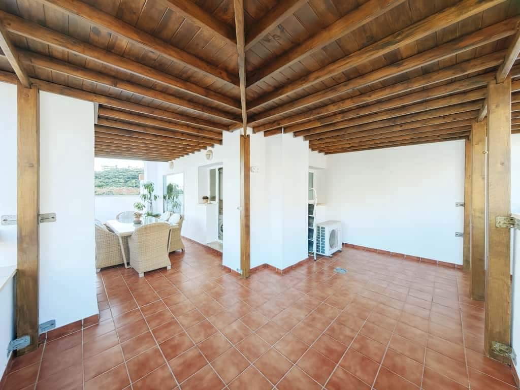 2 slaapkamer Penthouse te koop in La Alcaidesa met zwembad garage - € 365.000 (Ref: 9402782)