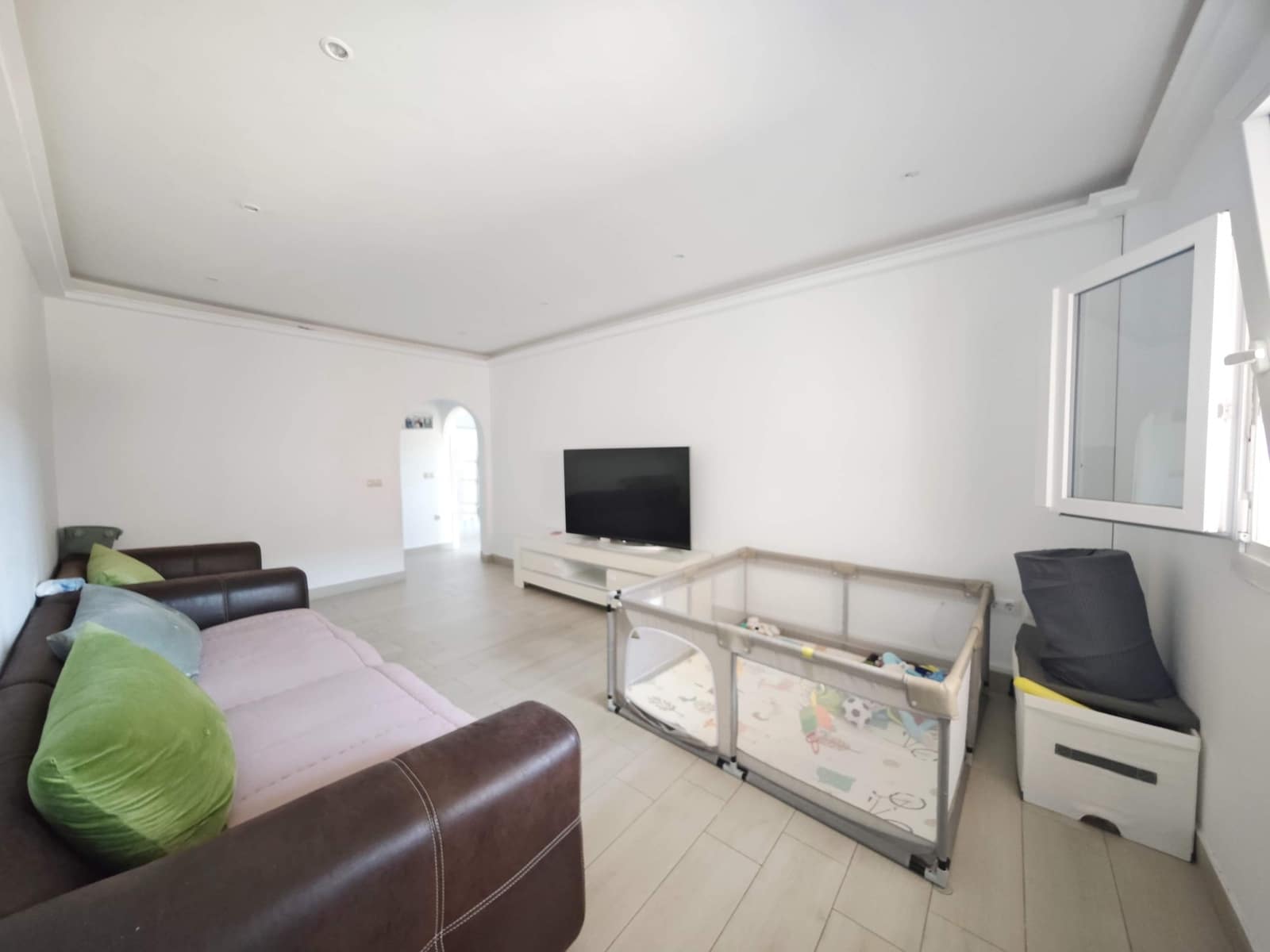 5 sypialnia Dom szeregowy na sprzedaż w La Linea de la Concepcion z basenem - 270 000 € (Ref: 9402783)