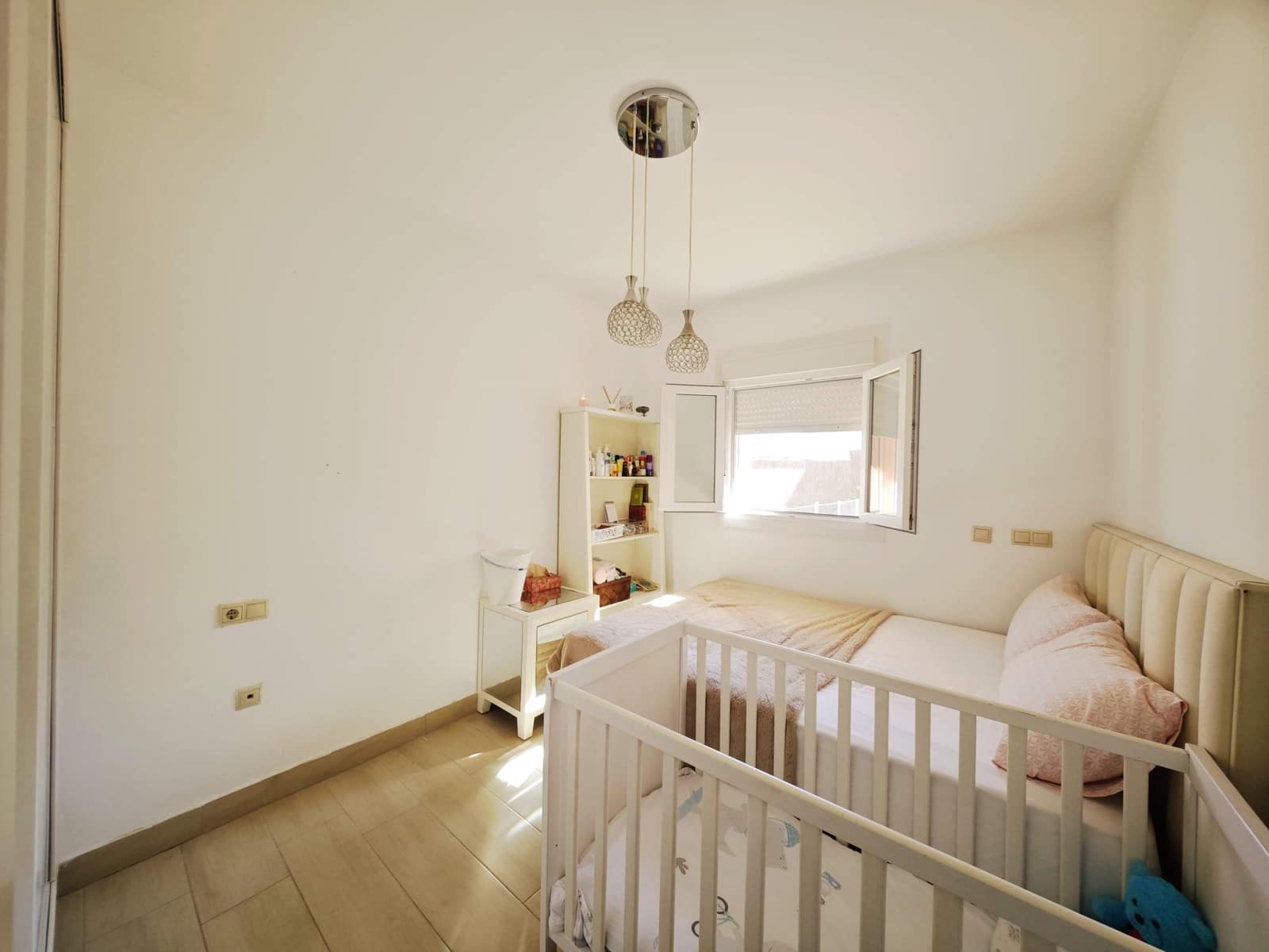 5 sypialnia Dom szeregowy na sprzedaż w La Linea de la Concepcion z basenem - 270 000 € (Ref: 9402783)