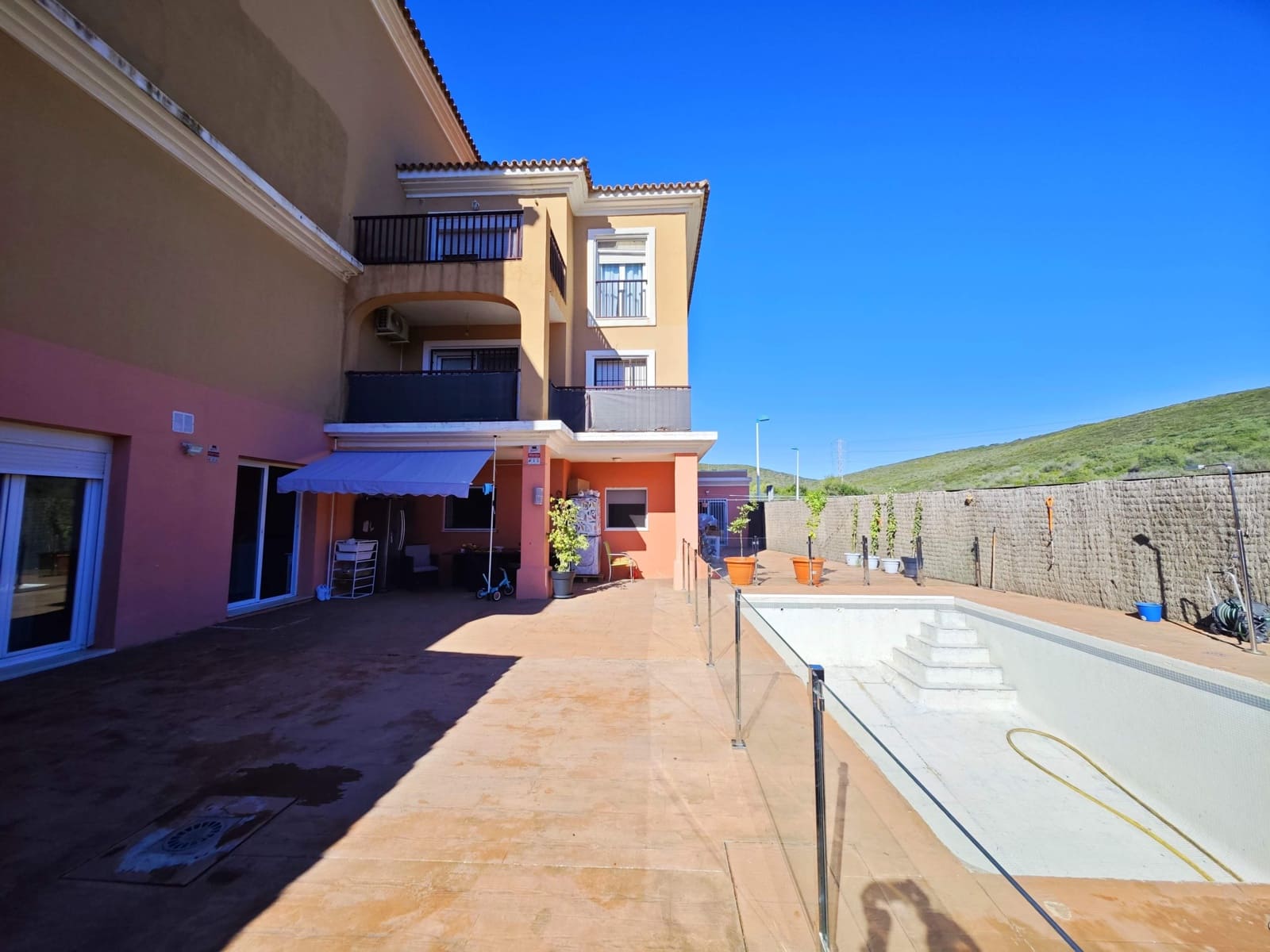 5 sypialnia Dom szeregowy na sprzedaż w La Linea de la Concepcion z basenem - 270 000 € (Ref: 9402783)