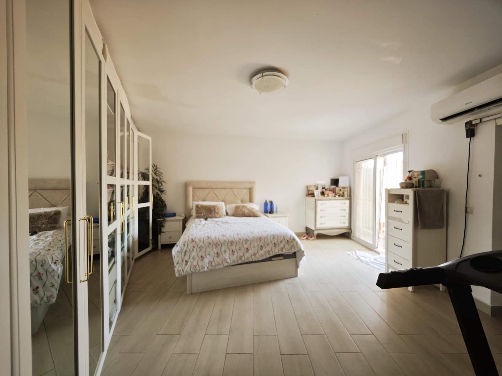 5 sypialnia Dom szeregowy na sprzedaż w La Linea de la Concepcion z basenem - 270 000 € (Ref: 9402783)